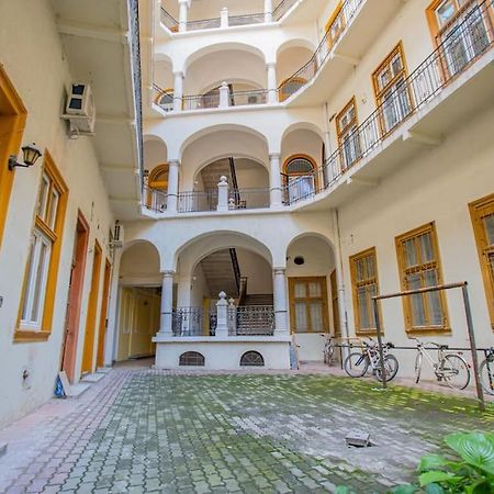 Cute Gallery Flat In Dob Str, Mars Будапешт Экстерьер фото