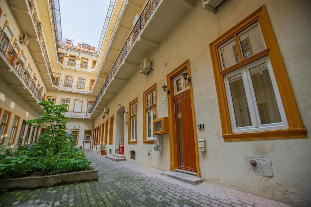 Cute Gallery Flat In Dob Str, Mars Будапешт Экстерьер фото